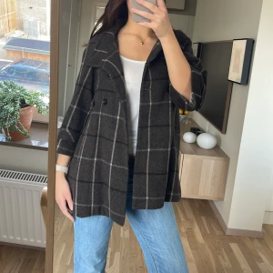Trekvartsärmad kappa - Rutig kappa från Zara
