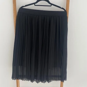 Svart midikjol - Svart midikjol från NA-KD Jättefint skick! Storlek S