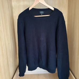 A.P.C - Snygg A.P.C tröja. Har används ganska ofta men är så gott som ny. Skick 8/10. Priset kan diskuteras. 