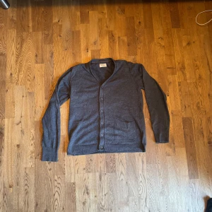 Nudie jeans cardigan - Snygg Nudie jeans cardigan i bomull. Sitter bra i passformen i bra skick.