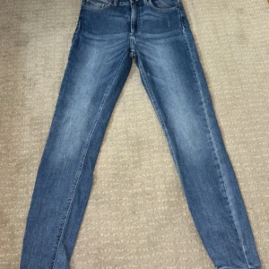 Blå skinny jeans från Noisy May - Säljer ett par snygga blå skinny jeans från Noisy May i modellen Callie. De är högmidjade och har en tight passform som sitter perfekt. Perfekta för både vardag och fest! 💙