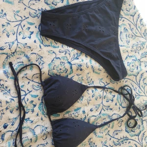 Super snygg bikini👙💗 - Säljer en superfin bikini från bik bok då jag har allt för många. Det är en helt vanlig triangelbikini, den är mörkblå med ett fint blommönster i storlek xs. Köpt för ca 500kr och säljer för 250kr. Helt utan defekter då den endast är använd ca 3ggr.💗