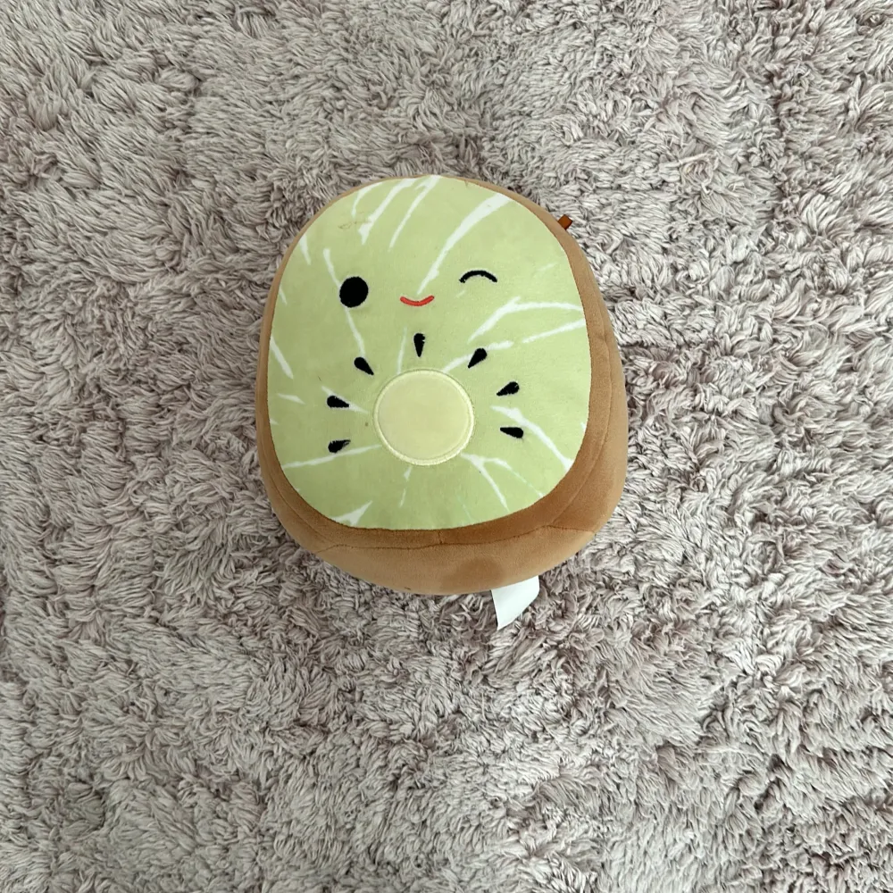 Nu säljer jag en squishmallow kiwi 🥝 den är i bra skick!  💖. Övrigt.