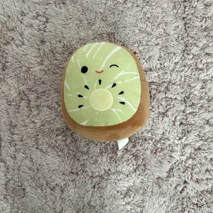 Squishmallow  - Nu säljer jag en squishmallow kiwi 🥝 den är i bra skick!  💖