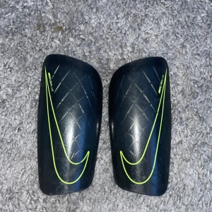 Nike Mercurial/Lite Benskydd - Den är i bra skick har använt dem knappt!