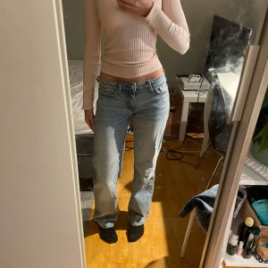 Weekday jeans - Säljer ett par helt oanvända arrow Low straight jeans från Weekday i storlek 24/32