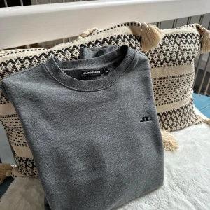 J.LINDBERG  - J.LINDBERG crewneck i bra skick. Storlek S men passar mer M. Frågor eller intresse hör av dig🤝