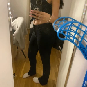 Svarta jeans - Säljer ett par svarta jeans i bra skick. De är lågmidjade och har en tight passform. Bara använt en gång så som nya!