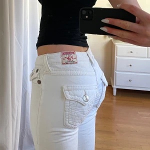 true religion - använd köp nu! true religion byxor, ser ut som jeans men mjukare material midja:82 innerben:90 💗 lite svaga grå fläckar vid benslutningarna, säljer fler true religion på min sida🙌