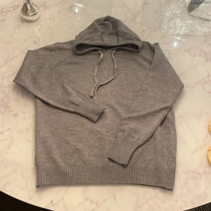 Kashmir hoodie  - Tja! Jag säljer min Kashmir hoodie då den var alldeles för liten. Den är i helt nyskick då jag endast testat den. Kom gärna med bud😊