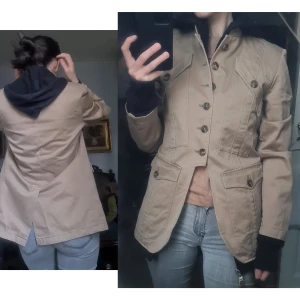 Vår/höstjacka Nikolaj d'Etoiles 46 - Fint skick, 100% bomull. Herrmodell, för stor för mig, särskilt uptill vid axlarna. Stora fickor, två innerfickor, inget foder. Några fläckar på ärmen och ryggen. Bröstvidd: 50, längd: 75, ärmlängd: 65, axelvidd: 42.