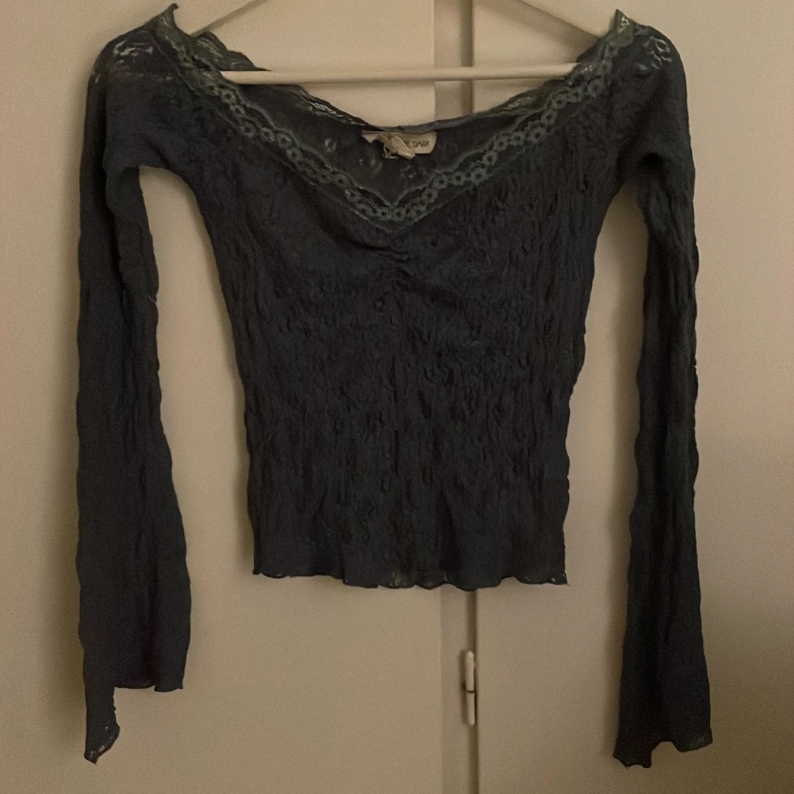 Blå spetsblus från Urban outfitters 