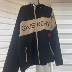 Givenchy - Säljs på grund av ingen användning längre. Använt få gånger. Väldigt skönt  jacka. Köpt för 2000 I NK