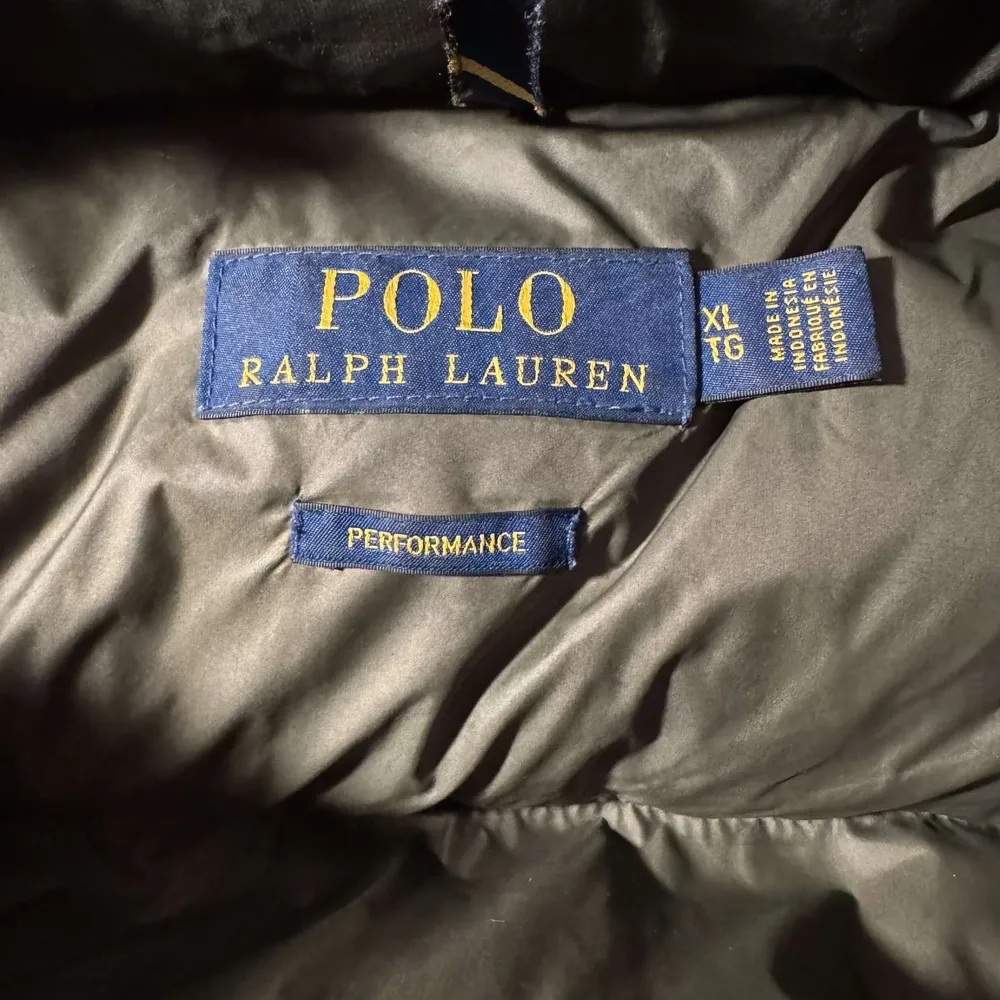 Tja, Säljer en grön dunjacka från Polo Ralph Lauren i storlek XL. Jackan har en pufferstil med huva och dragkedja framtill. Perfekt för kalla vinterdagar med sin varma och bekväma design. Den är i mycket bra skick och redo för nya äventyr! 🍂❄️. Jackor.