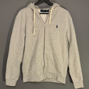 Ralph lauren tröja - Hej säljer nu min fina Ralph Lauren zip hoodie i storlek M. Den är i bra skick och kommer vara otroligt snygg i höst/vinter. Nypris cirka 2300kr! Vi kommer att sälja liknande produkter så glöm inte följa profilen!🌊🍾