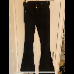Svarta bootcut jeans från 77thFlea - Oanvända! Säljer ett par svarta bootcut jeans från 77thFlea i storlek 36. De är högmidjade och är stretchiga. 