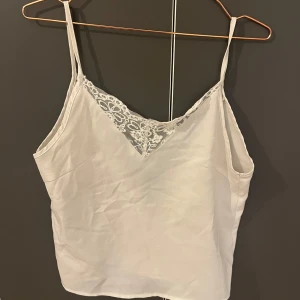Vitt line med öppen rygg  - Super söt topp från shein. Enbart använd några gånger😍