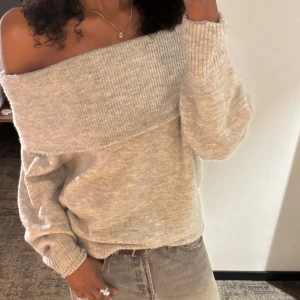 Stickad offshoulder - Använd fåtal gånger. Super snygg och bekväm 