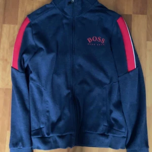 Mörkblå tröja från hugo boss - Hjälper min kille sälja hans hugo boss tröja då han inte riktigt vill ha kvar den. Använd fåtal gånger och inga defekter finns. Hör av er för mer bilder och information💕PRIS GÅR ATT DISKUTERA!