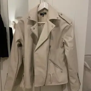 Säljer en snygg beige skinnjacka i mycket bra skick, då den inte kommer till användning längre. Storlek S men oversize så man får plats med en tjocktröja! 