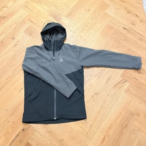 Haglöfs jacka - Jacka från Haglöfs i ett väldigt bra skick. Inga skador/slitage förekommer på jackan och den är relativt ny men säljs då den inte kommer till användning.