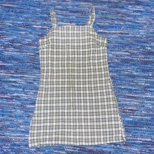 Rutig klänning - Söt rutig klänning från början av 00-talet! Har dragkedja i ryggen.