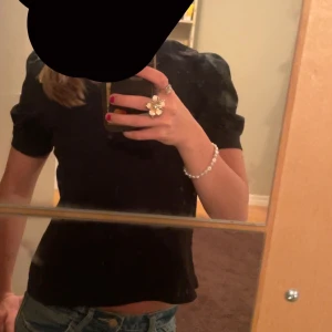 Snygg t-shirt från Aware vero moda - Snygg t-shirt från aware vero moda, puffiga ärmar vilket är en assnygg detalj! Storlek: xs  Nästan nyskick💕  Köparen står för frakt🤗