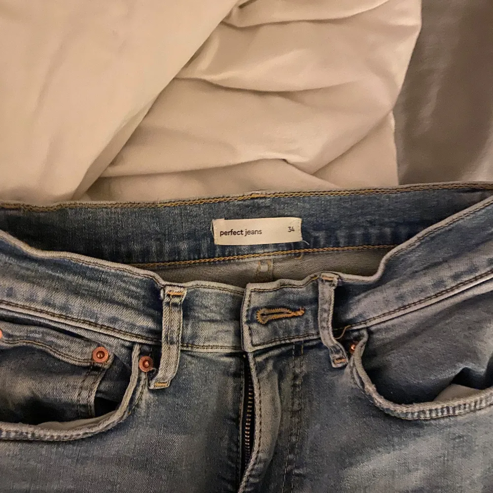 säljer mina blåa bootcut jeans från Gina Tricot då dem är för korta för mig, köpta för 499kr💘 kom privat för fler bilder. Jeans & Byxor.