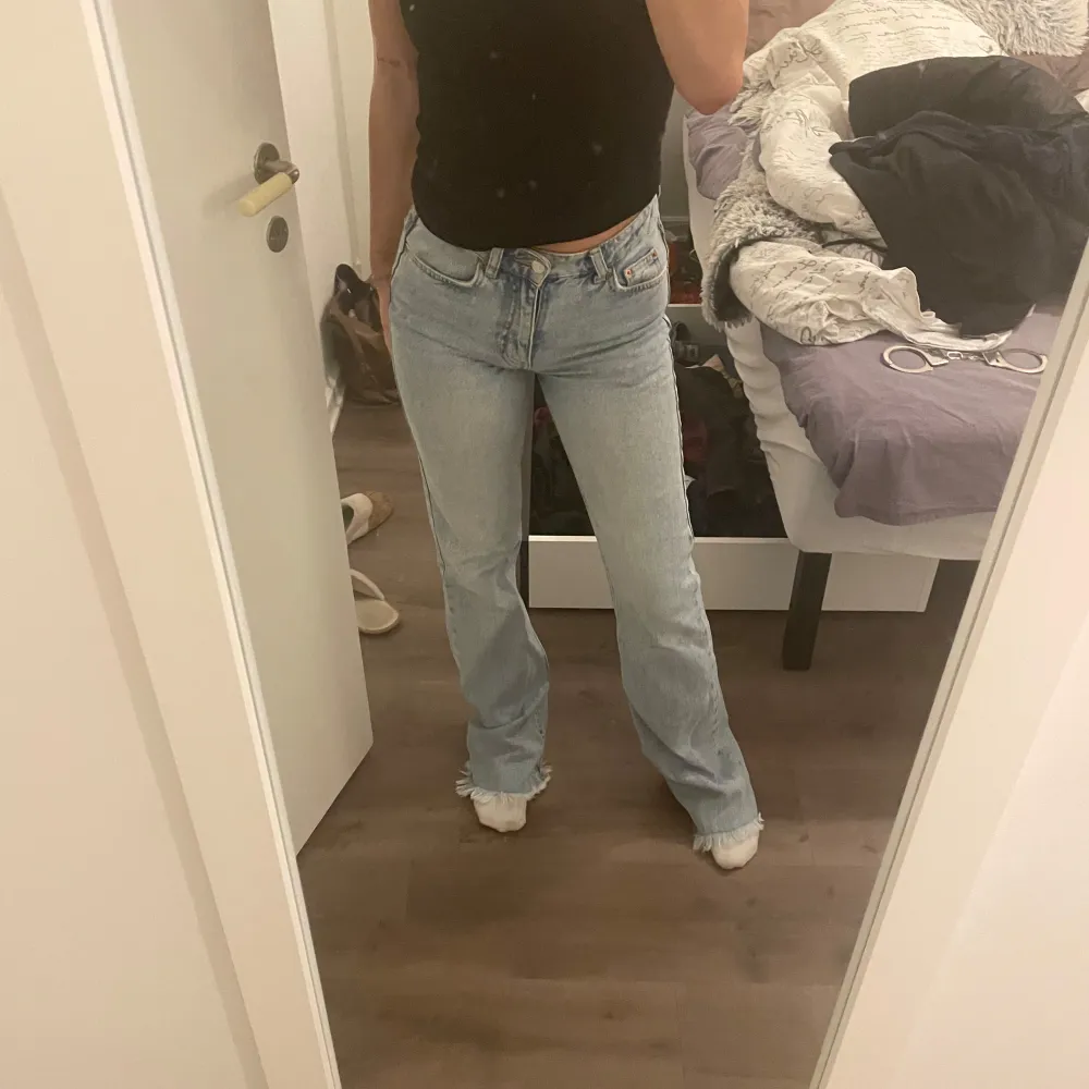 Säljer ett par ljusblå jeans i bra skick. De är lågmidjade/midwaist 💕💕. Jeans & Byxor.