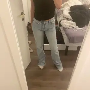 Säljer ett par ljusblå jeans i bra skick. De är lågmidjade/midwaist 💕💕