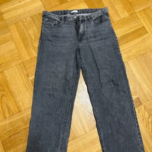 Gråa jeans  - Mörk gråa jeans som sitter baggy. Jättefina och endast använda 2 gånger med tanke på att de sitter för stort på mig.