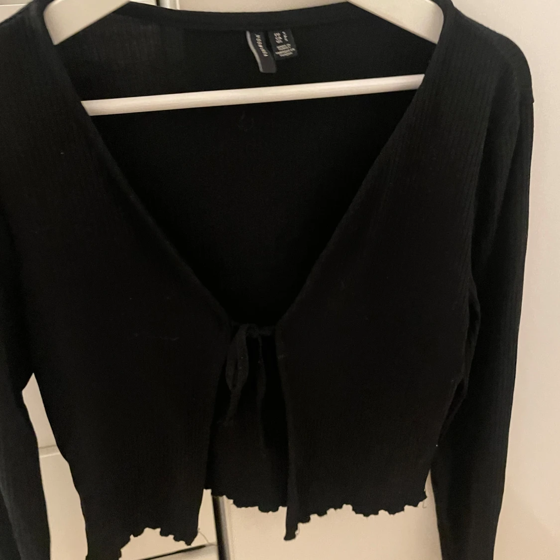 Svart ribbad kofta från vero moda - 90