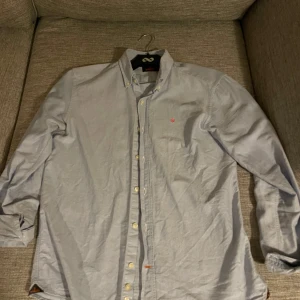 Morris skjorta - Skitsnygg ljusblå skjorta ifrån morris i storlek M. Den är stilren och passar till det mesta. Den är i väldigt bra skick då den inte är så jätte använd