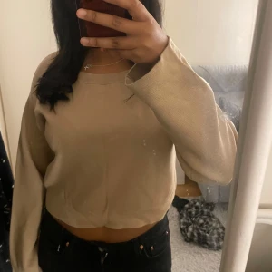BikBok tröja - Säljer en superfin beige  tröja med långa ärmar, knappast använd