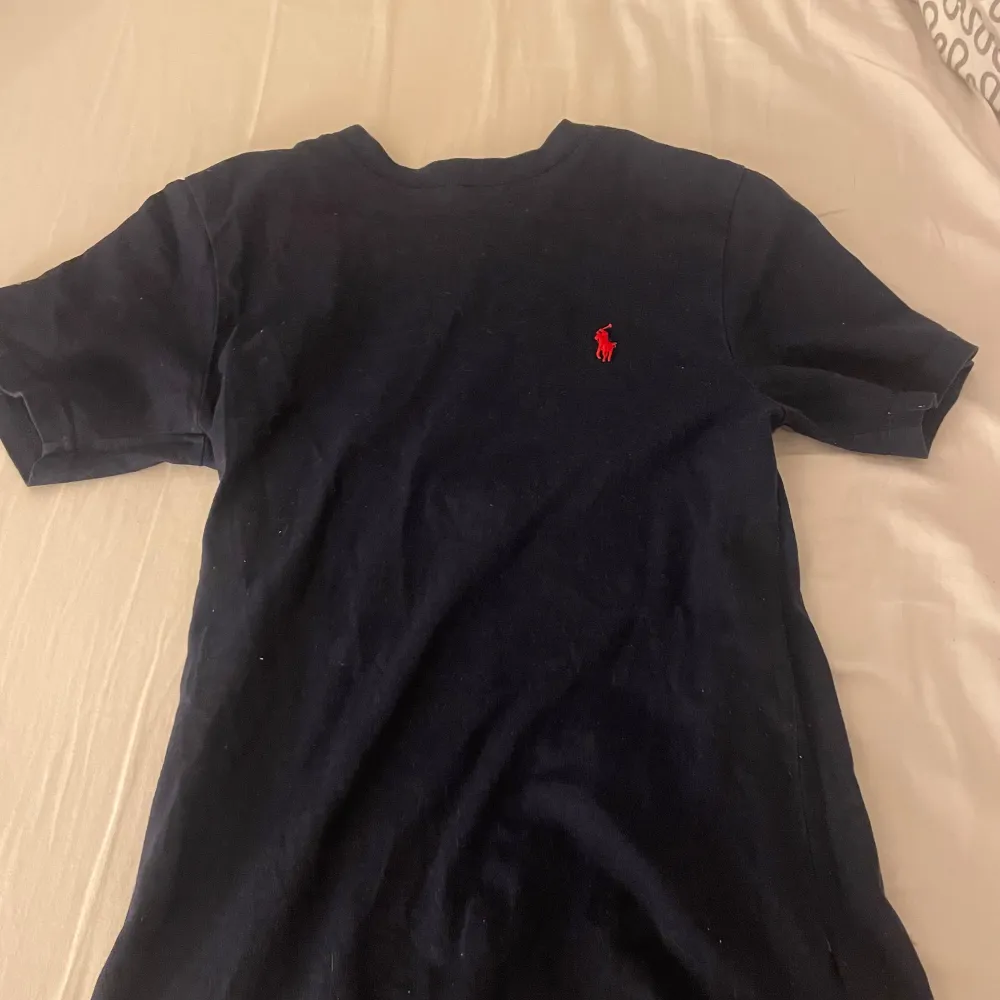 En jätte fin mörkblå Ralph lauren T-shirt 🩷 Sitter perfekt och så så skön att ha på sig, en favorit hos mig ! Köptes för 595kr men säljes för 180kr. T-shirts.