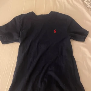 Ralph lauren - En jätte fin mörkblå Ralph lauren T-shirt 🩷 Sitter perfekt och så så skön att ha på sig, en favorit hos mig ! Köptes för 595kr men säljes för 180kr