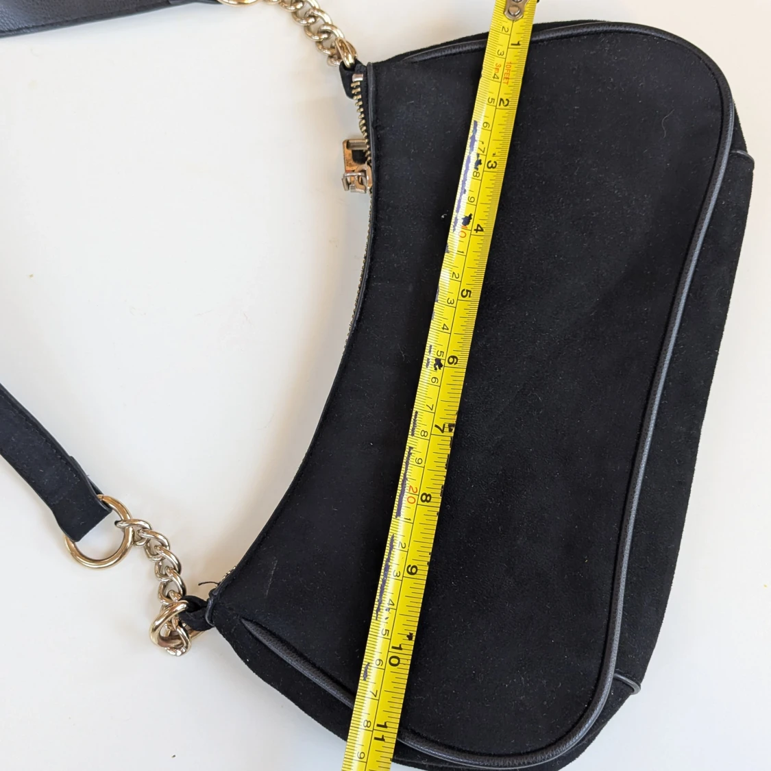 Svart axelväska med guldkedja - 93