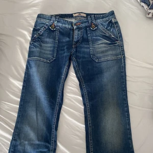 Jeans - Säljer dessa Fornarina jeans i storlek 31, skulle gissa på att de inte säljs längre då dem är köpta 2008 ish.  Skit snygga och bekväma men kommer inte till användning! Pris kan diskuteras💓 mått:             Midja- 38 cm Inre lår- 27 cm  Längd- 78 cm💓