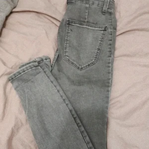 Skinny jeans  - Gråa skinny jeans, väldigt bra skick då de är använda ett fåtal gånger 