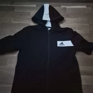 Adidas Hoodie - Skick 10/10 , köpte denna vara men använde aldrig den eftersom den passar inte.