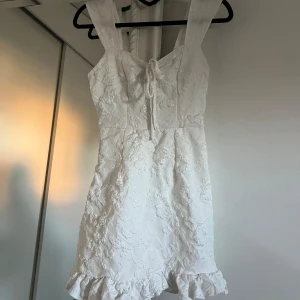 Vit klänning  - Super fin vit klänning storlek Xs men skulle säga mer som S