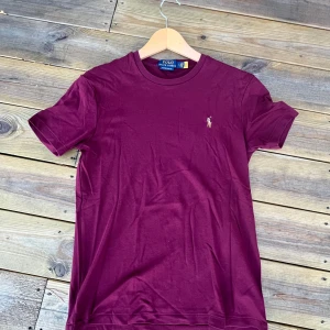Ralph lauren t-shirt - Tja! Säljer denna pågrund av att jag har vuxit ur den! Fint skick! Jag är alltid öppen för prisförslag!