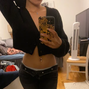 Svart kofta med knappar, super söt till vintern/vår,höst💕 - Storlek xs funkar som en petit s