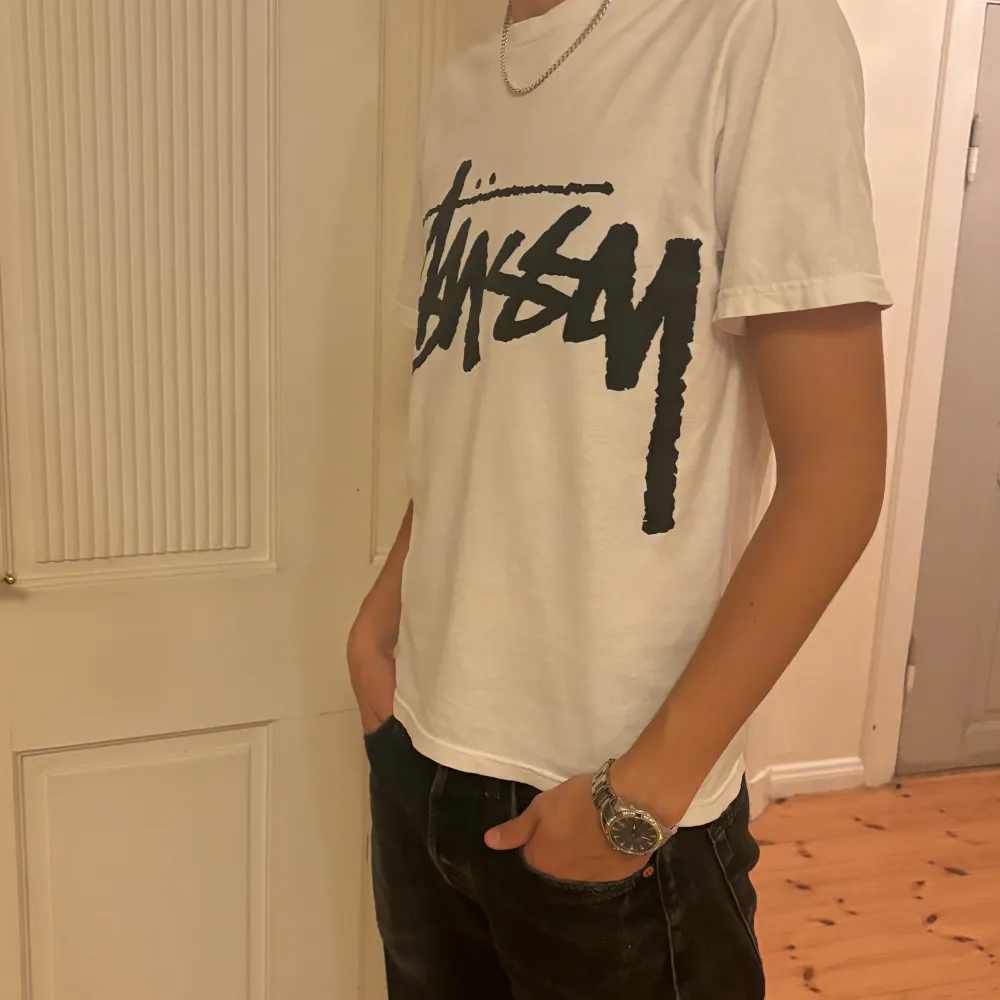 Hej. Säljer den sjukt snygga stussy T-shirt storlek S. Denna är 10/10 i skick nästan aldrig använd. Hör av dig vid några frågor. Mvh carusfasion. . T-shirts.