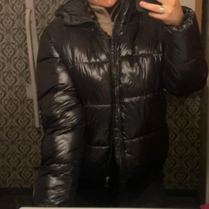 Glansig pufferjacka - Snygg glansig jacka från lager157, säljer eftersom den inte används😊