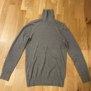 Grå polo tröja - Grå polo tröja. Nyskick, använd få gånger.  Strl xs, passar s