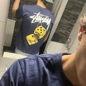 Stussy dice T-shirt - Stussy tshirt i marinblå  Strl M