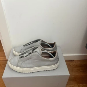 Axel Arigato skor - Axel Arigato skor som inte kommit till användning senaste åren.  Storlek 42