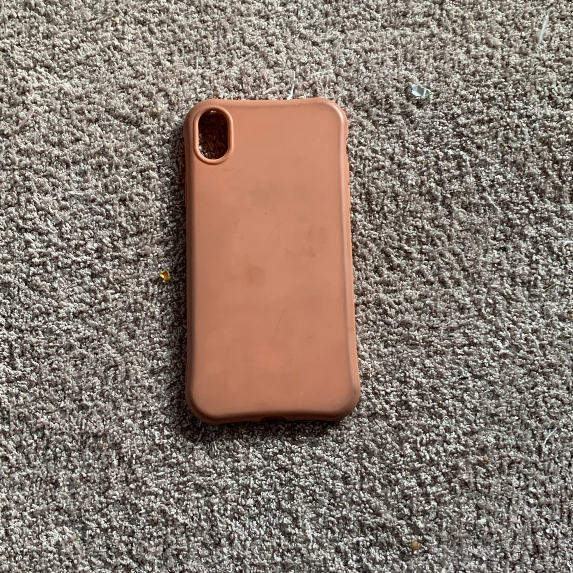 Ett aprikos färgat mobilskal XR l
