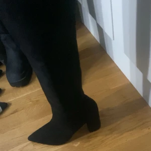 Mocka boots - Säljer mina fina svarta mocka boots med klack🖤 Väldigt fina nu till höst/vintern. (Bra i skick)